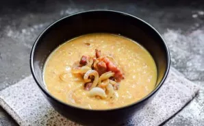 Pour the soup into a bowl, add the onion with meat, serve.