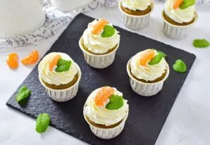 Ready-made cupcakes to their taste can be decorated with berries or fruits.