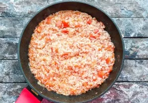 Rice with garlic and tomatoes is ready.