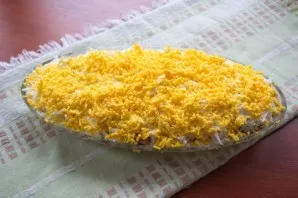 Grate the yolks with a fine grater. Place the yolk neatly on the top layer.