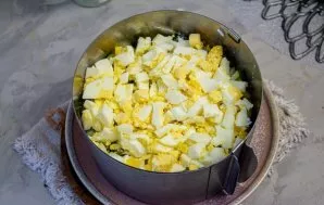 Cut the boiled eggs into cubes and put on top of the fresh cucumber.