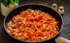 Mix everything and simmer the salad for 30 minutes, at the end of the stew add vinegar and turn off the fire.