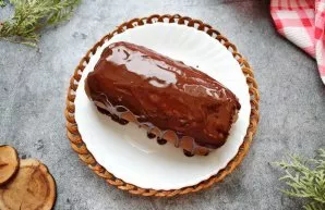 We melt the chocolate in a water bath, pour it over the roll and let it languish. After that, serve.