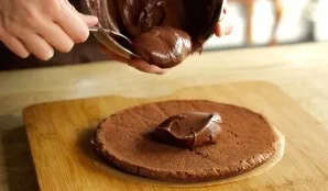 Put a little icing on top of the cake and spread it in an even layer.