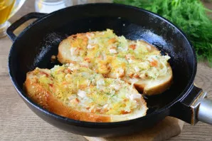 After 3-4 minutes, turn over and bake sandwiches on the other side for another 15-20 seconds.