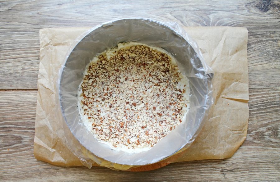 Chop the almonds and pour them over the coconut layer without reaching the edge.