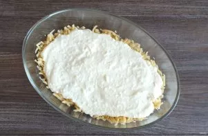 Put the curd filling on top of the dough, slightly retreating from the edge. If there is a lot of liquid, it should be drained.