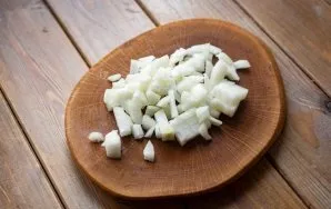 Finely chop the onion.