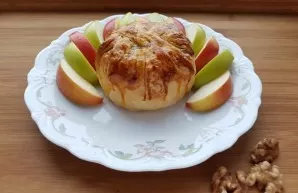 Transfer the baked cheese to a plate, garnish with the remaining apples.