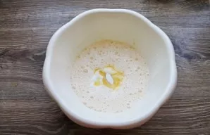 Pour soda and vinegar into a bowl.