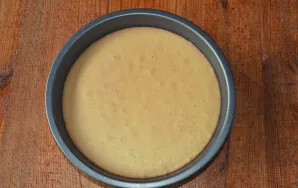 Cool the baked biscuit in the form for 5 minutes, and then on the grill.