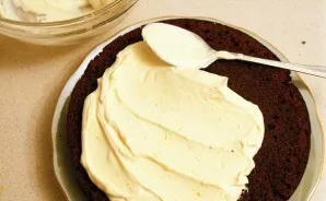 After the biscuit is cooked, let cool, if possible, cut it into two or three parts. Sprinkle the cakes a little with liqueur or your favo...