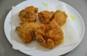 Place the baked chicken pieces on a paper towel to absorb excess oil.