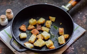 Cut the baguette into cubes and toast in a pan. Serve toast with soup. Before serving, cool the soup well.