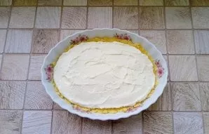 Put the curd filling on top of the crumbs and smooth it with a spatula.