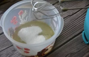 Beat 2 egg whites and 100 grams of sugar.