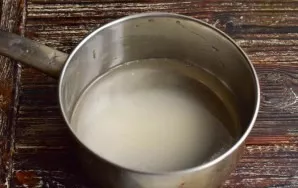 Prepare the syrup. To do this, mix a glass of water, sugar and lemon juice.