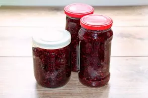 Pour the finished hot jam into dry, sterilized jars and let stand for 15-20 minutes. Then close with dry lids and set aside for storage.