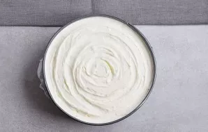 Apply the second layer. Remove the cake from the mold and put it in the refrigerator for at least 5-6 hours to stabilize the curd cream.