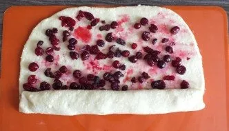 Prepare a layer of dough with a filling, start rolling it into a layer from the long side. Tie as tight as possible.