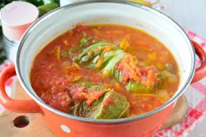 Pour tomato juice and a little water (50-70 grams). Simmer the pigeons for 15-20 minutes under the lid over low heat.