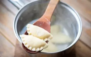 Now it remains to boil the dumplings in boiling water until they are ready, that is, about 5 minutes after the picnic.