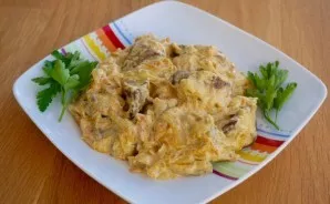 Serve ready-made chicken liver. You can prepare any light side dish. Enjoy your meal!