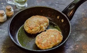 Heat the pan and grease with vegetable oil, fry on both sides for three minutes. After that, simmer the cutlets under the lid for 5-7 min...