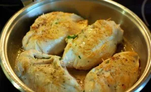 Put our rolls in liquid, cover with a lid and simmer for about 20-25 minutes over low heat.