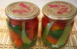 Carefully pour water from the jars and pour the tomatoes with the prepared marinade, then roll up the lids. We turn the jars up, with a l...
