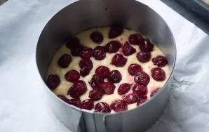 On top evenly distribute the cherries. Put the cake to bake in an oven already preheated to 180 degrees for about 35 minutes.
