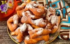 Sprinkle the prepared jars with icing sugar. Delicious!