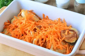 Sprinkle with grated carrots. If you wish, you can fry carrots in advance, but I decided that the dish should contain less oil and fried ...