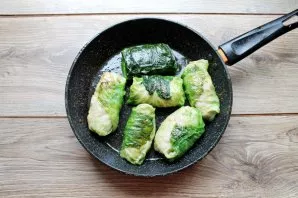 In the same pan, heat the oil and fry the pigeons for 3-5 minutes on each side.