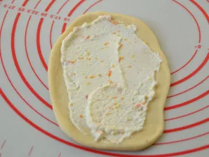 Roll out the dough into a rectangle or oval, add the filling, smooth it out.