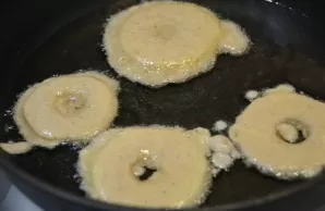 Pour a sufficient amount of vegetable oil into the pan, wait until it warms up well and fry.