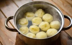 At the same time, in a small saucepan, boil 1-2 liters of water and put all the potato balls in actively boiling water. We boil the potat...