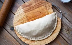 Cover the filling with a loose portion of the rolled dough. Glue the edges with your fingers or a fork. Do exactly the same with the rest...