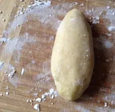 Carefully close the edges of the cake, like a cake. And then, with a light press with the palm of our hand, we roll over the board, formi...