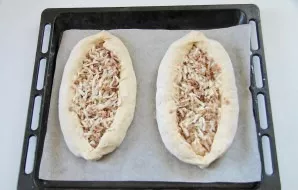 Put the boats on a baking sheet covered with baking paper and leave for 15 minutes.