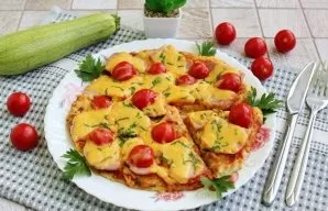 Dietary zucchini pizza is ready. Serve warm.