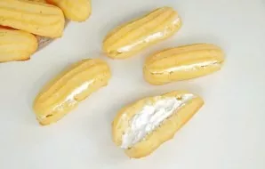 Cut the eclairs lengthwise and fill with the finished cream.