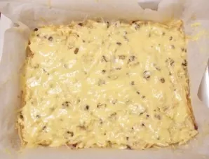 Pour the resulting biscuit dough on top of the apple layer and smooth it out. The easiest way to do this is with a plastic spatula.