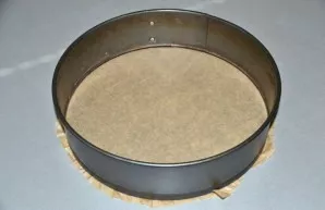 Prepare the form, line the bottom with baking paper.