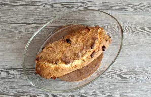 After the time has elapsed, check the readiness of the muffin with a wooden skewer. It should be dry. Remove the cake from the oven.