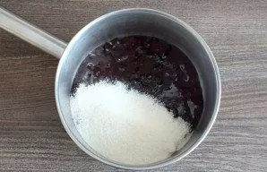 In a saucepan, mix 50 grams of sugar and jam. Put on medium heat. Heat until the bubbles become large.