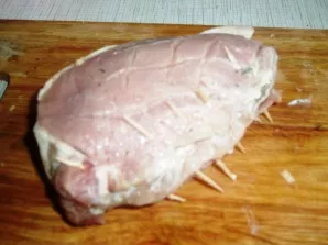 The edges of the meat must be fixed  for example, with a toothpick.