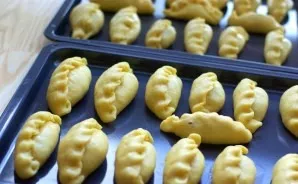 And put on a baking sheet lightly greased with oil. We put the kibinai in a 200-degree preheated oven for about 30-35 minutes