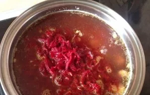 When the potatoes are ready, put the vegetables from the pan.