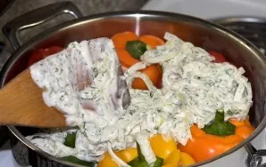 Put the sauce in a saucepan and simmer the peppers over medium heat.